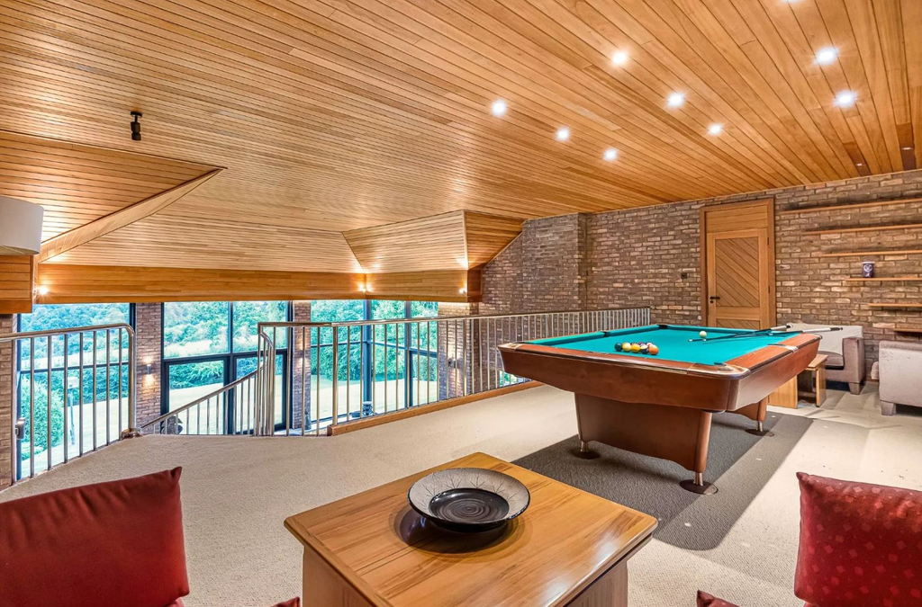 Просторный дом с 6 спальнями