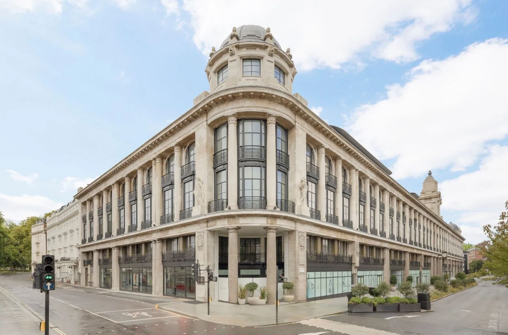 Двухуровневые апартаменты с 3 спальнями в Лондоне