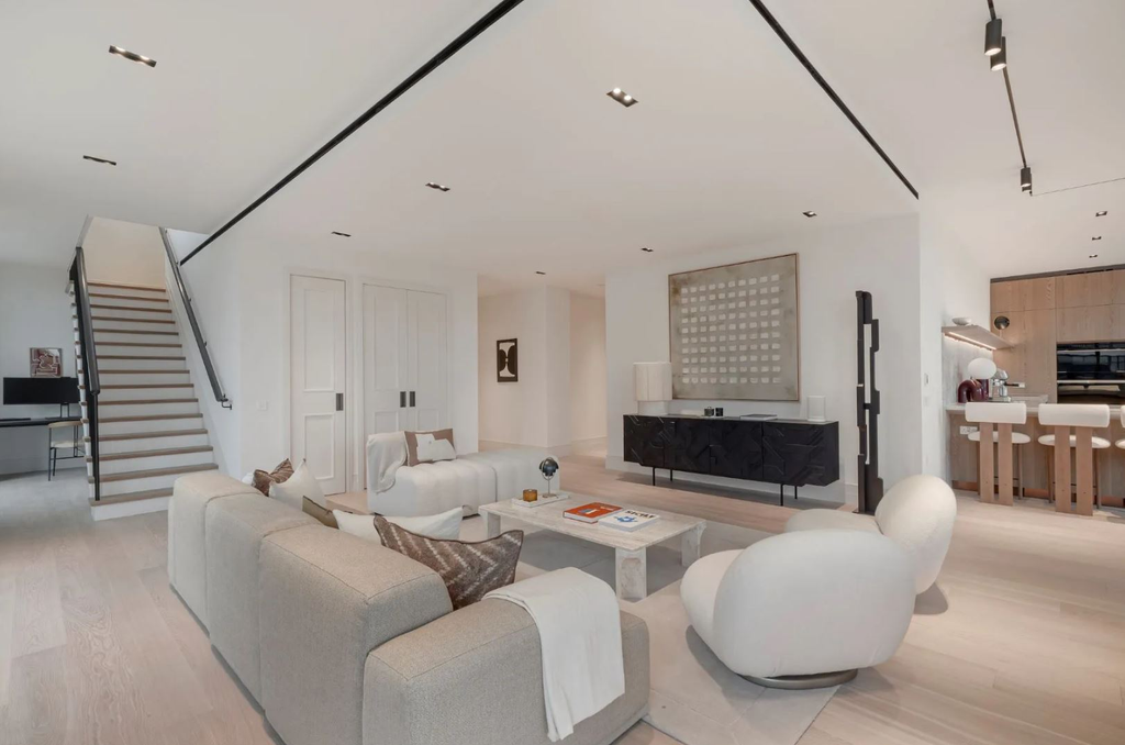 Двухуровневые апартаменты с 3 спальнями в Лондоне