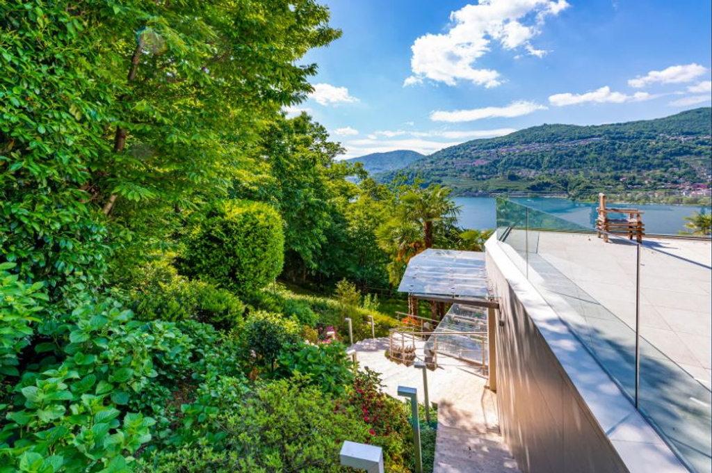 Вилла с 6 спальнями на озере Лугано