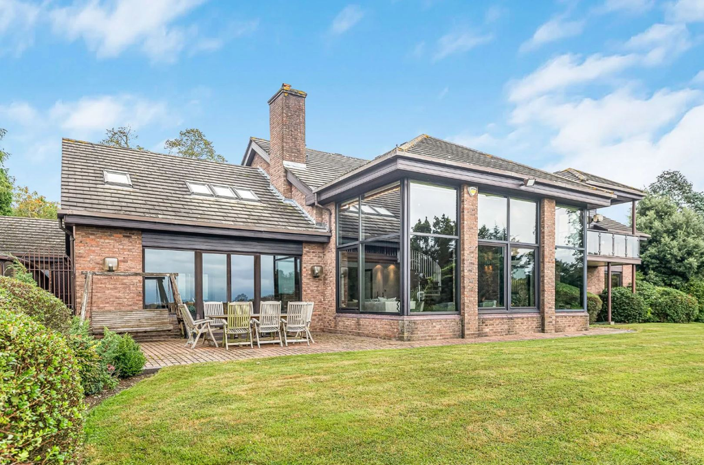 Просторный дом с 6 спальнями