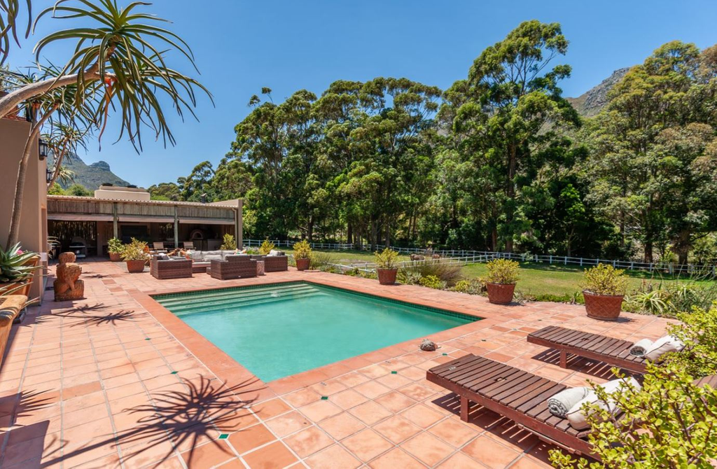 Коттедж с конюшней в Южной Африке