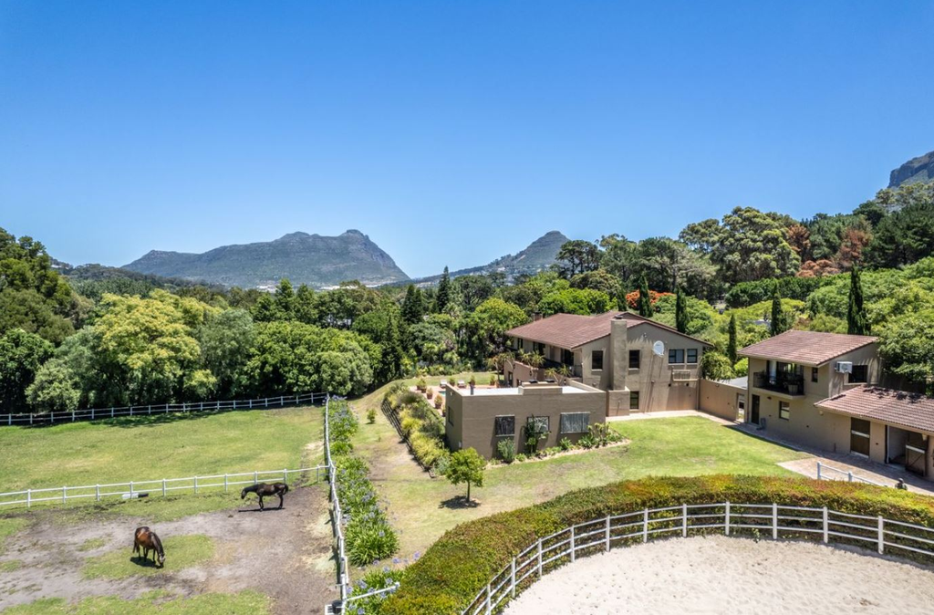 Коттедж с конюшней в Южной Африке