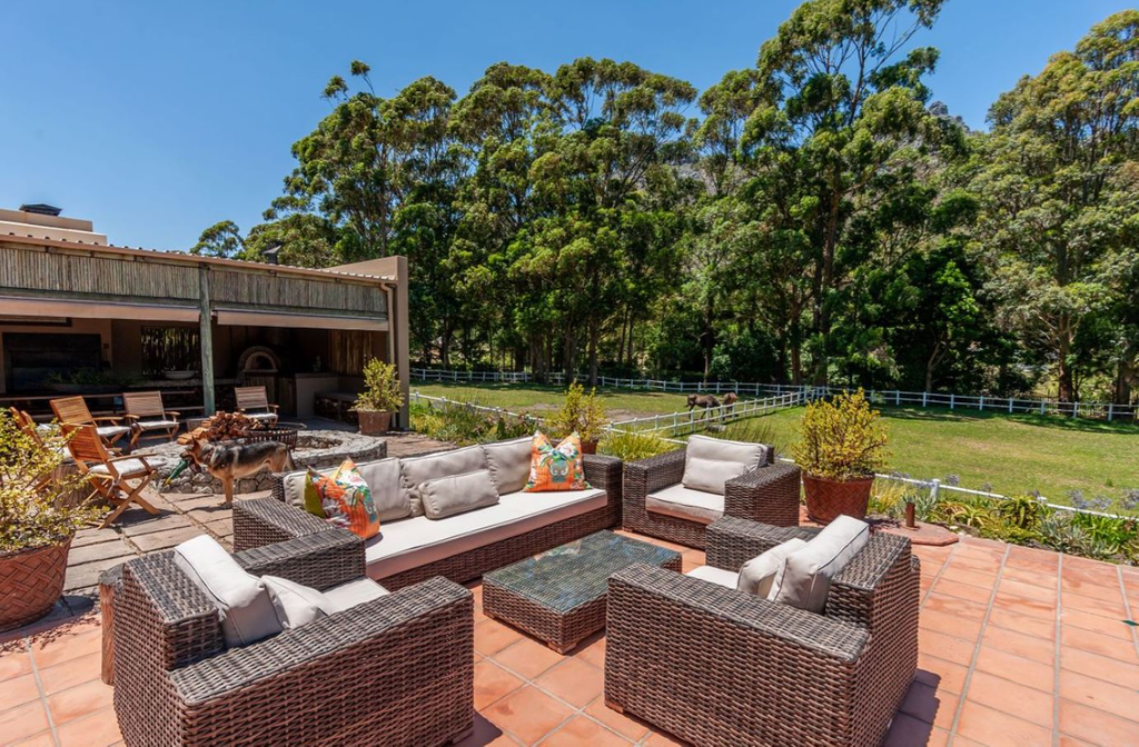 Коттедж с конюшней в Южной Африке