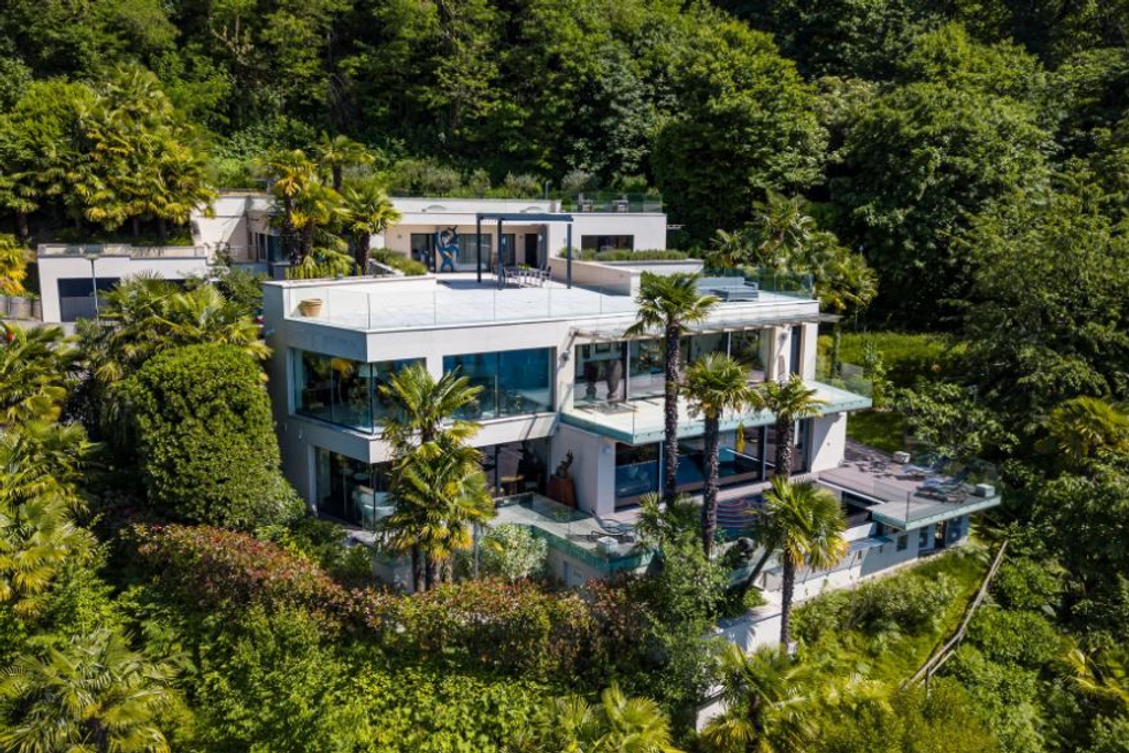 Вилла с 6 спальнями на озере Лугано