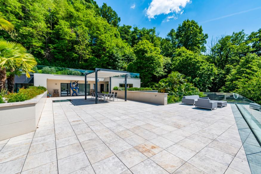 Вилла с 6 спальнями на озере Лугано