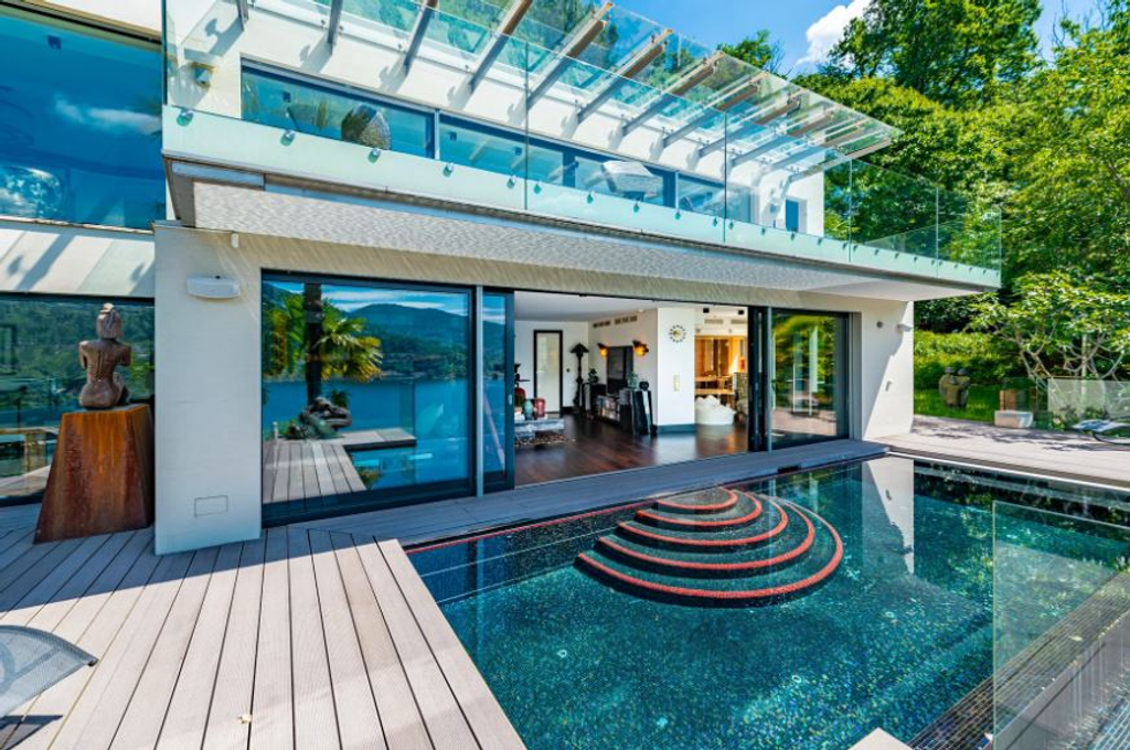 Вилла с 6 спальнями на озере Лугано