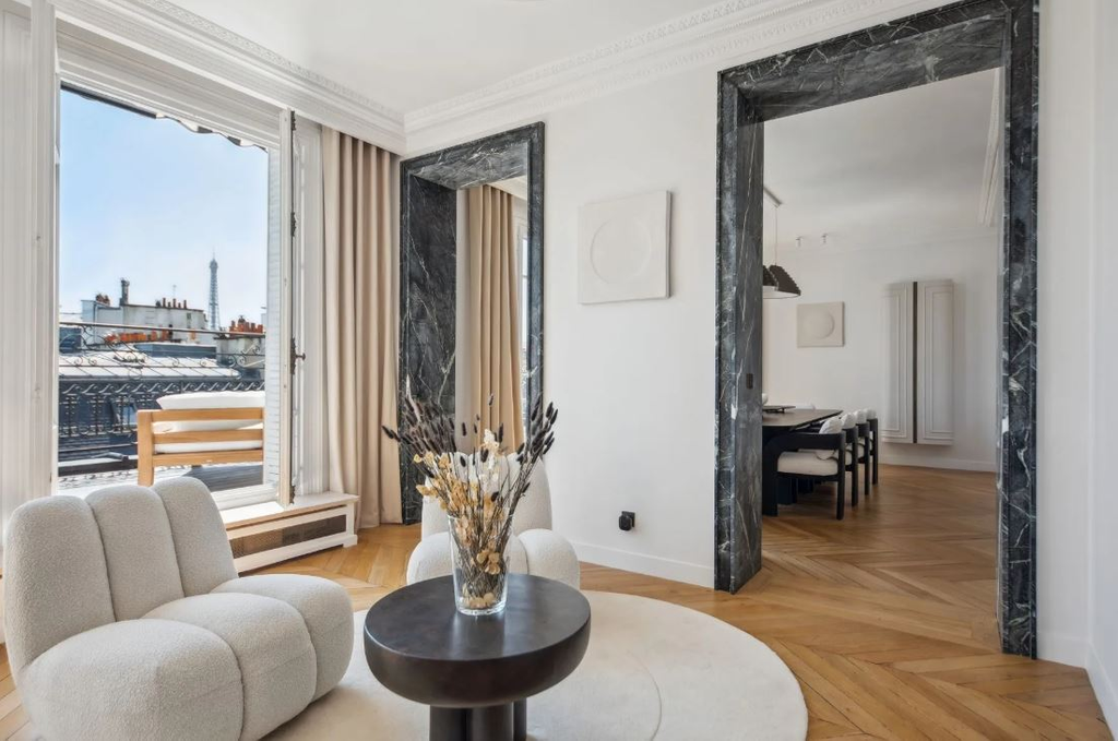 Апартаменты с видом на Эйфелеву Башню