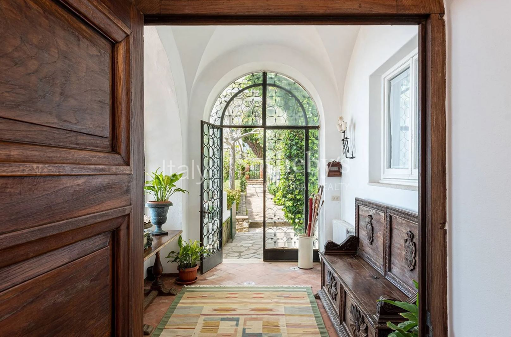 Вилла с 5 спальнями на Капри