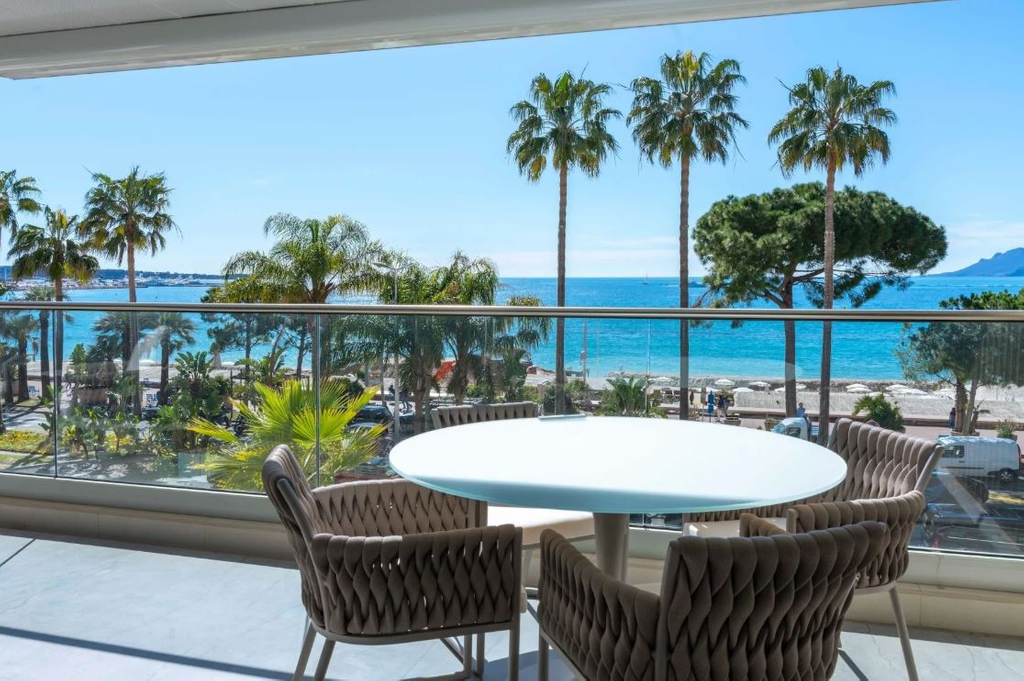 Апартаменты с видом на море в Каннах